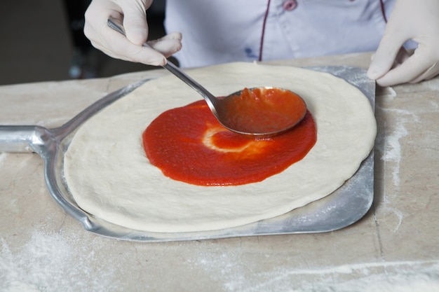 Boulanger mâle préparant la pizza