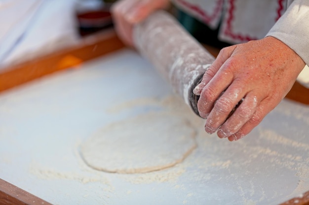 Boulanger médiéval faisant une fouace