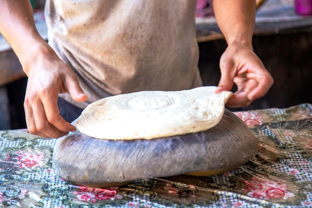 Le boulanger prépare la pâte