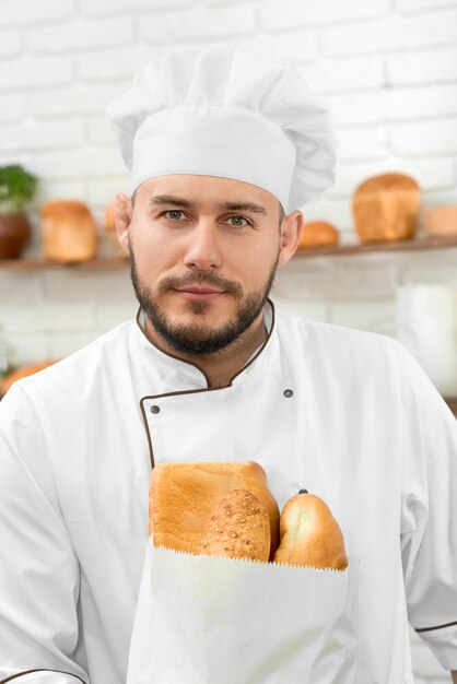 Boulanger professionnel à son magasin