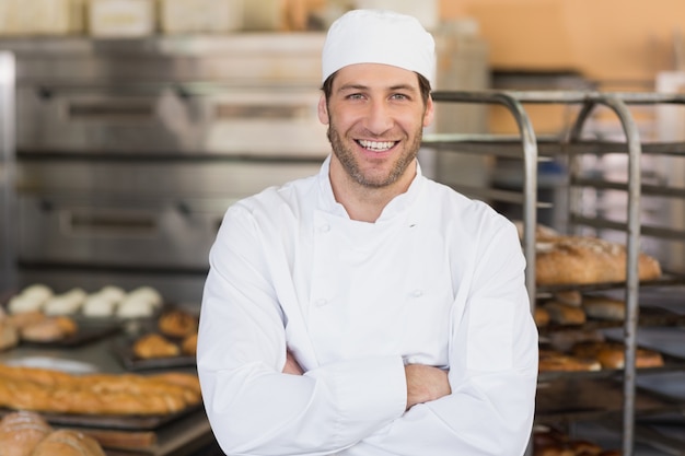 Boulanger souriant en regardant la caméra