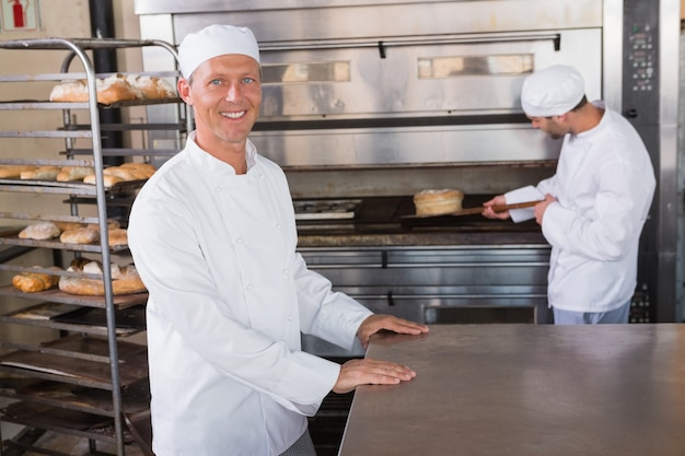 Boulanger souriante regardant la caméra