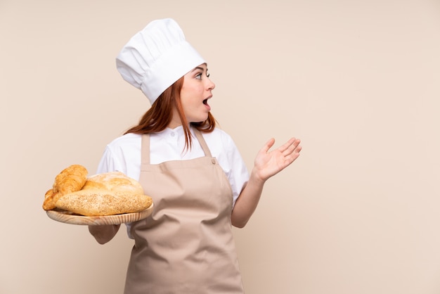 Boulanger Tenant Une Table Avec Plusieurs Pains Avec Une Expression Faciale Surprise