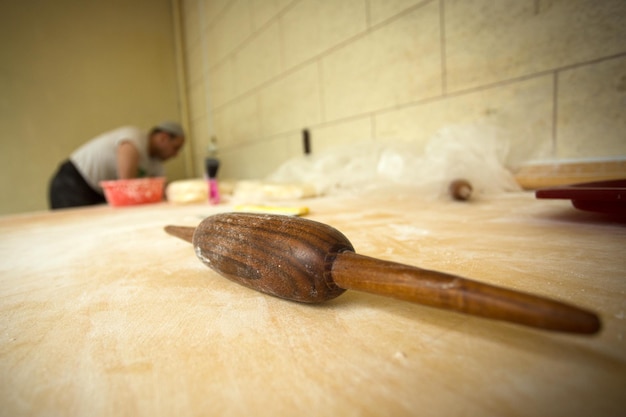 Photo le boulanger travaille tôt le matin