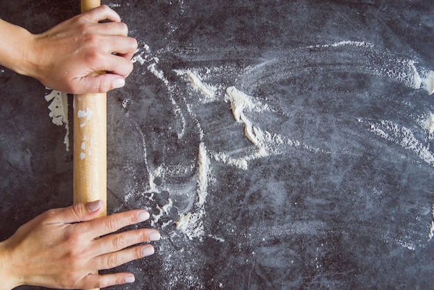 Photo boulanger vue de dessus prépare la planche avec de la farine