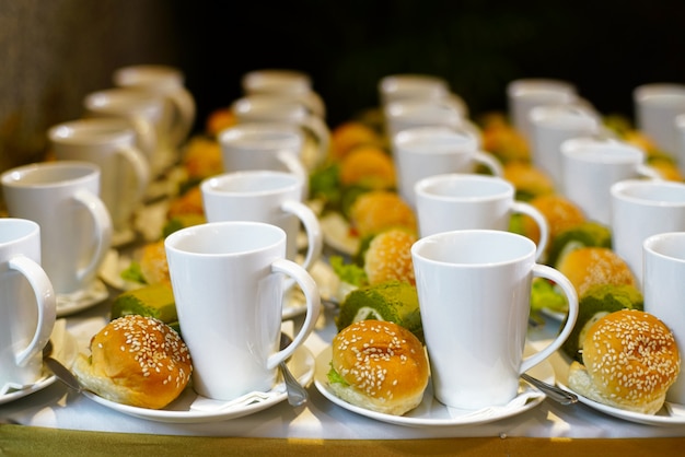 Photo boulangerie et boisson sur une tasse blanche et un plat pour une pause-café ou un repas à la fête
