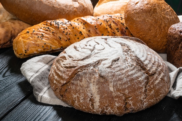 Boulangerie boulangerie multigrains sur table en bois