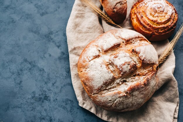 Boulangerie fraîche sur toile de lin sur la table