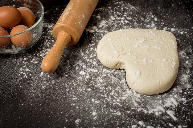 Boulangerie ingrédients faisant sur table en bois noir