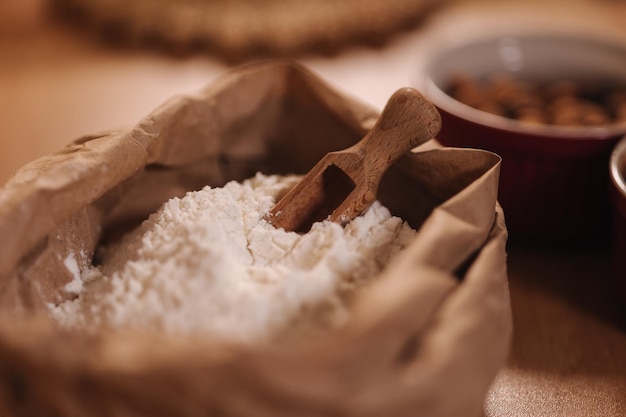 Boulangerie maison cuisinant des bonbons festifs traditionnels se préparant à faire de la pâte de pain d'épice sur du bois