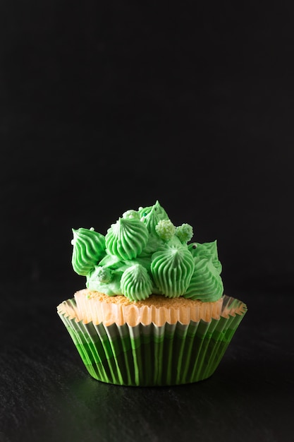 Boulangerie maison éponge cupcake vanille ton vert crème au beurre sur fond noir