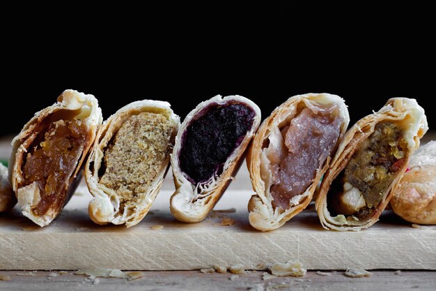 Boulangerie maison, feuilletée au curry avec des trucs différents sur un bureau en bois.