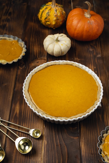 Boulangerie maison, processus de préparation d'une tarte sucrée fourrée