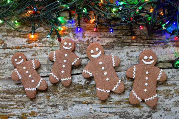 Boulangerie de Noël et biscuits de pain d'épice avec des lumières colorées Vue de dessus sur table en bois
