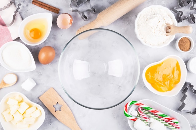 Boulangerie de Noël. Ingrédients pour la cuisson du pain d'épices maison. Vue de dessus