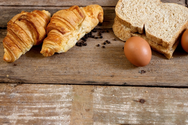 Photo boulangerie et œuf croissant français fraîchement sorti du four