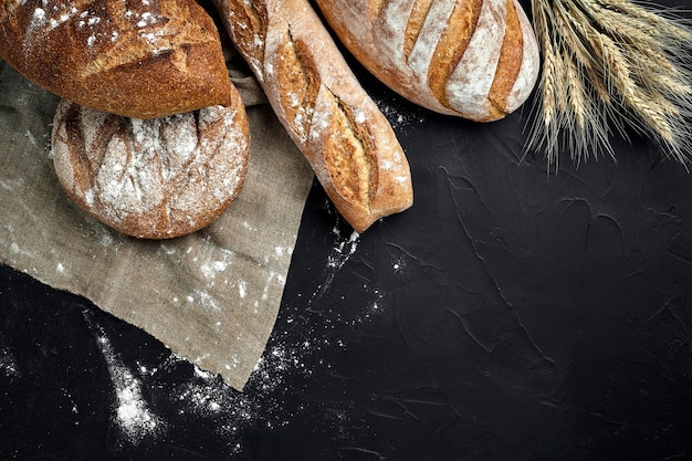Boulangerie or pains croustillants rustiques de pain et petits pains sur fond de tableau noir