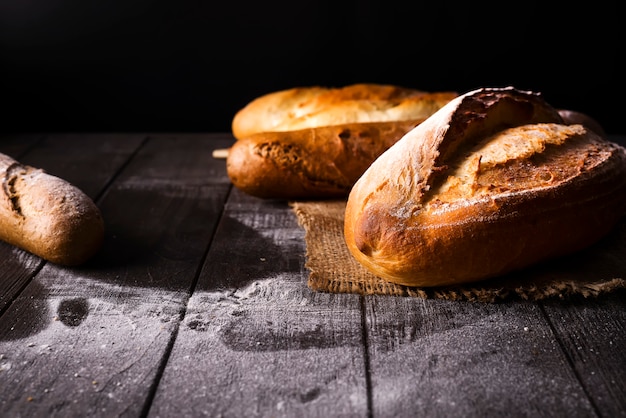 Boulangerie - or rustique pains croustillants de pain et brioches sur fond noir.