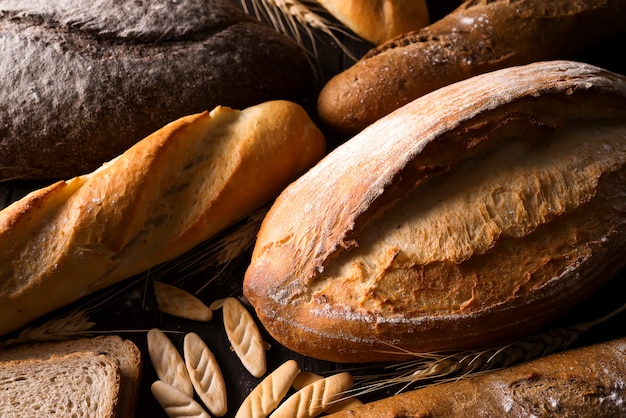 Boulangerie - or rustique pains croustillants de pain et brioches sur fond de tableau noir.