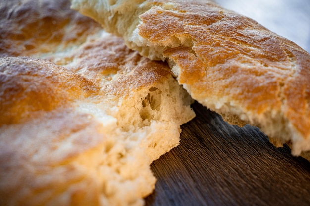 Boulangerie de pain frais sur table en bois