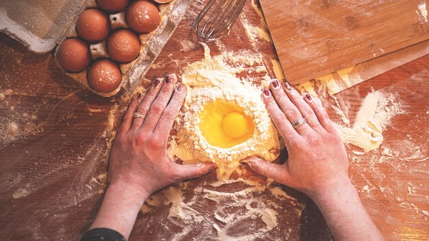 Boulangerie Professionnelle Faisant Cuire La Pâte Avec Des œufs Et De La Farine Pour La Cuisson De Pâques