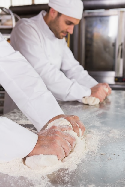 Boulangers ciblés pétrir la pâte au comptoir