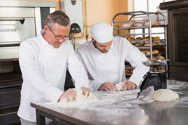 Boulangers ciblés pétrir la pâte au comptoir