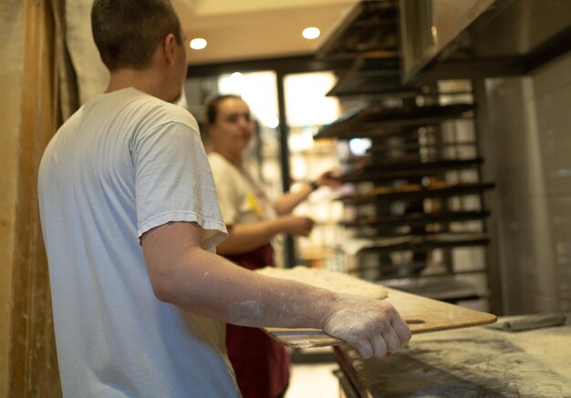 Les boulangers préparent une pizza romaine traditionnelle tôt le matin boulangerie traditionnelle