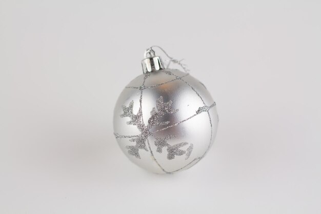 Boule d'argent de Noël sur fond blanc