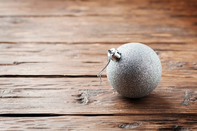 Boule d'argent pour Noël sur la table en bois