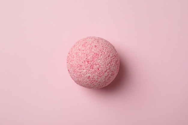 Boule de bain sur fond rose, gros plan