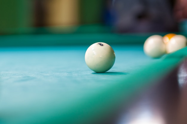 Boule de billard blanc sur la table, club de billard