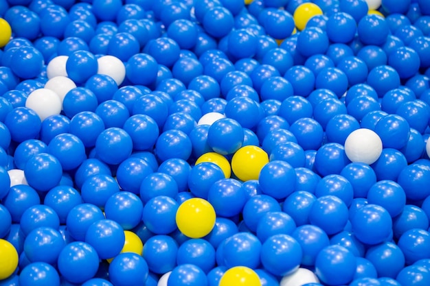 Boule de billard en plastique bleu jaune et blanc pour le fond