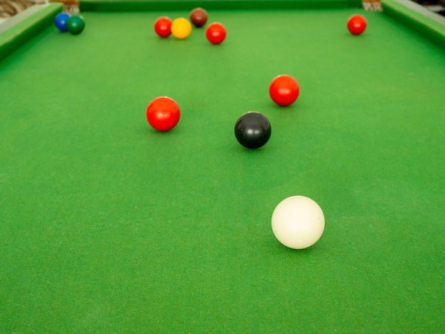 Boule de billard sur la table de billard vert