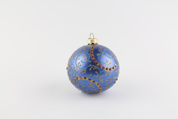 Boule bleue pour arbre de Noël sur fond blanc