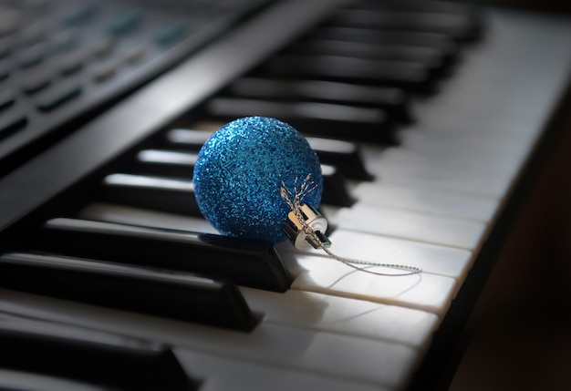 Une boule bleue se trouve parmi les touches du synthétiseur