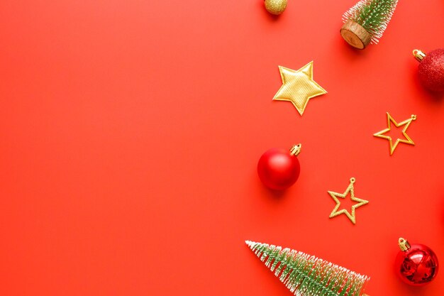 Boule de boule de sapin de fond de vacances de Noël nouvel an sur fond rouge