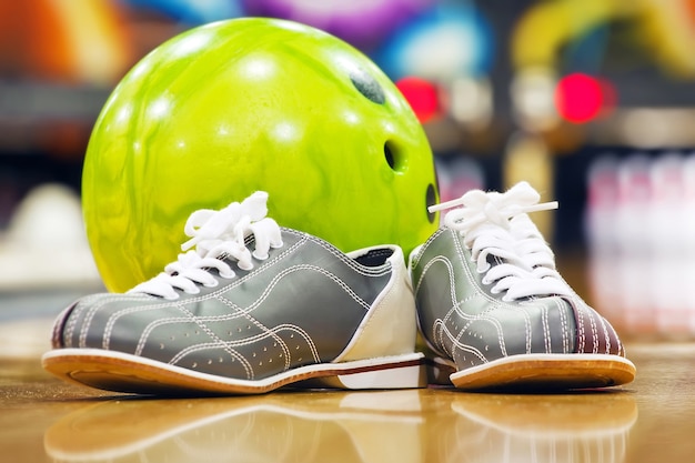 Photo boule et chaussures de bowling à dix quilles