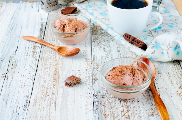 Boule de chocolat glace dans un bol