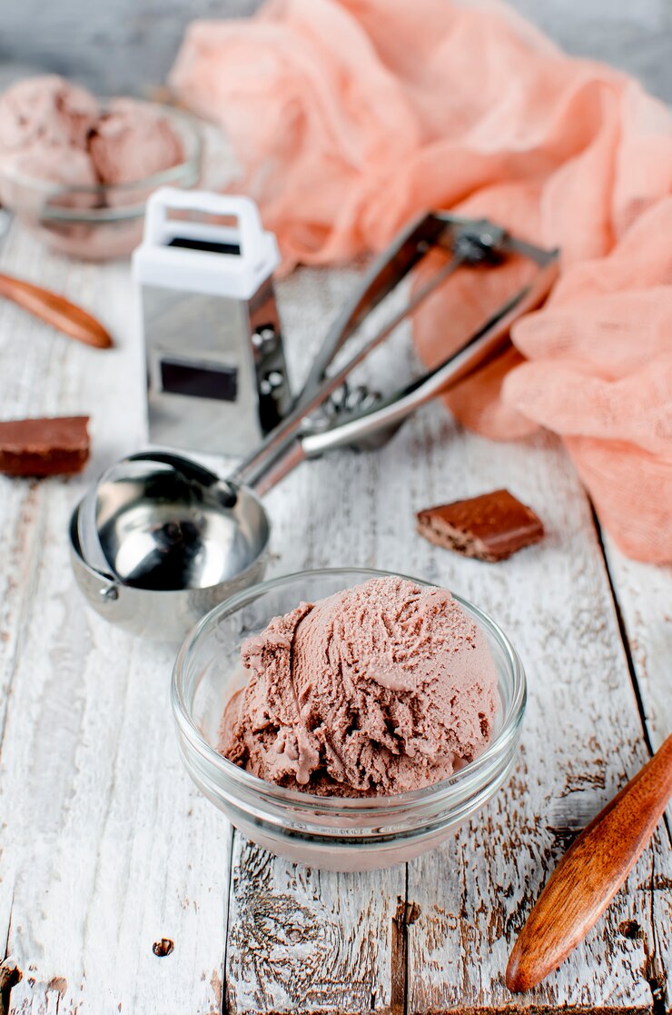 Boule de chocolat glace dans un bol