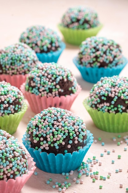 Boule de chocolat recouverte de pépites de sucre colorées