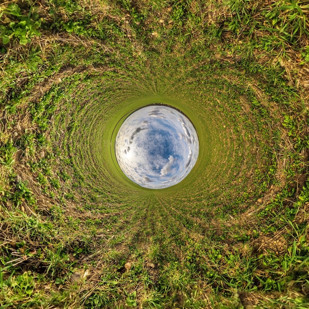 Boule de ciel bleu au milieu d'une route de sable tourbillonnante Inversion d'une petite planète transformation d'un panorama sphérique à 360 degrés Courbure de l'espace