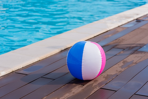 Boule colorée dans la piscine