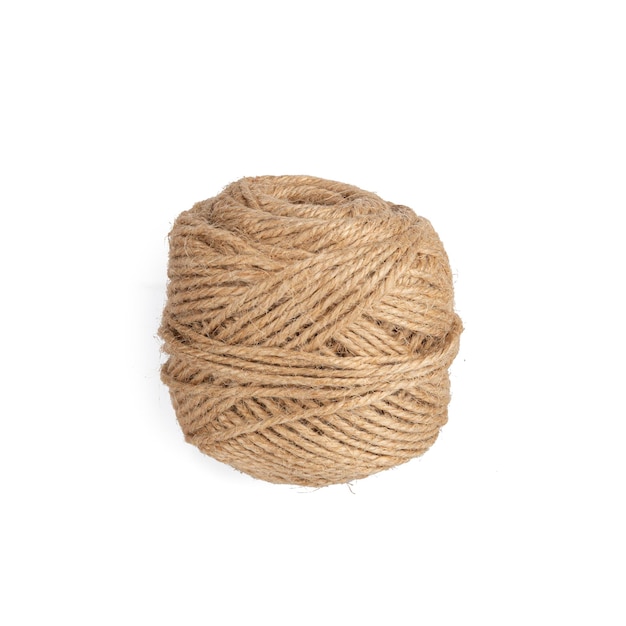 Photo boule de corde de jute isolée sur blanc