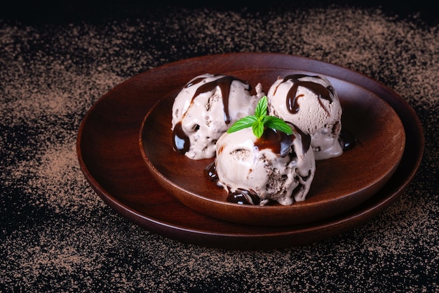 Boule de crème glacée au chocolat dans un bol