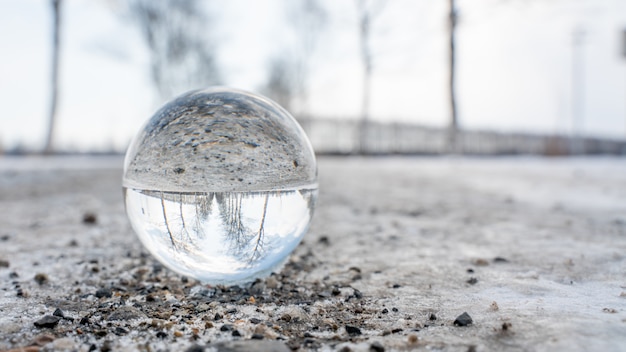 Boule de cristal avec paysage d'hiver