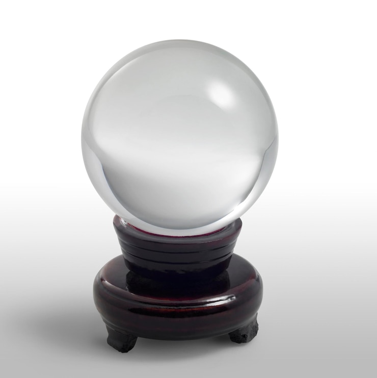 Photo boule de cristal sur le support dans la lumière arrière