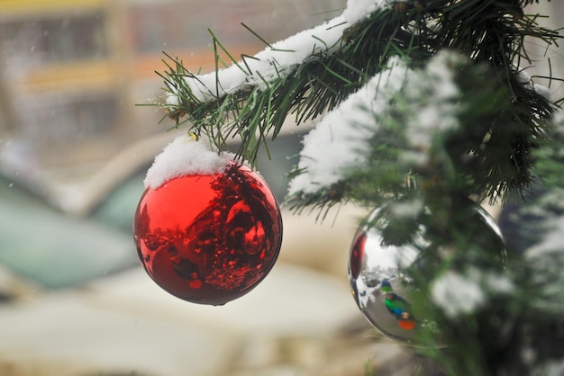 Boule dans la neige sur le sapin de Noël