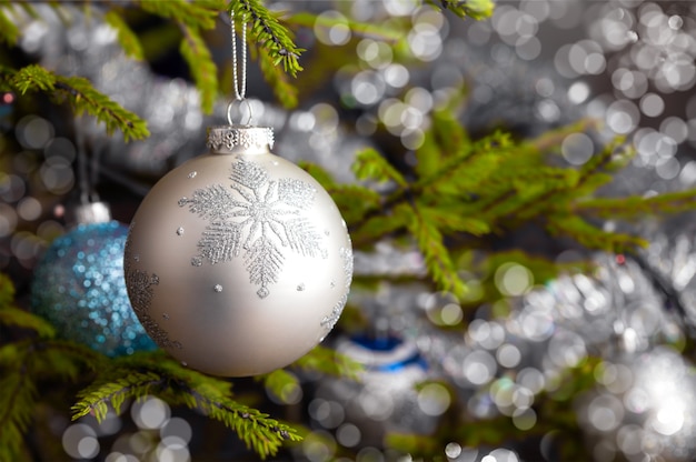 Boule de décoration sur l'arbre de Noël décoré