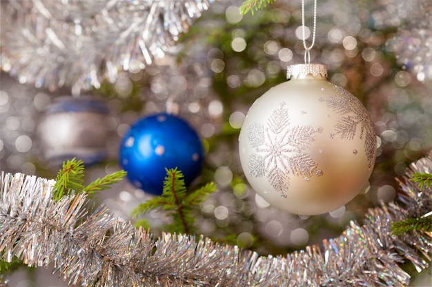 Boule de décoration sur l'arbre de Noël décoré